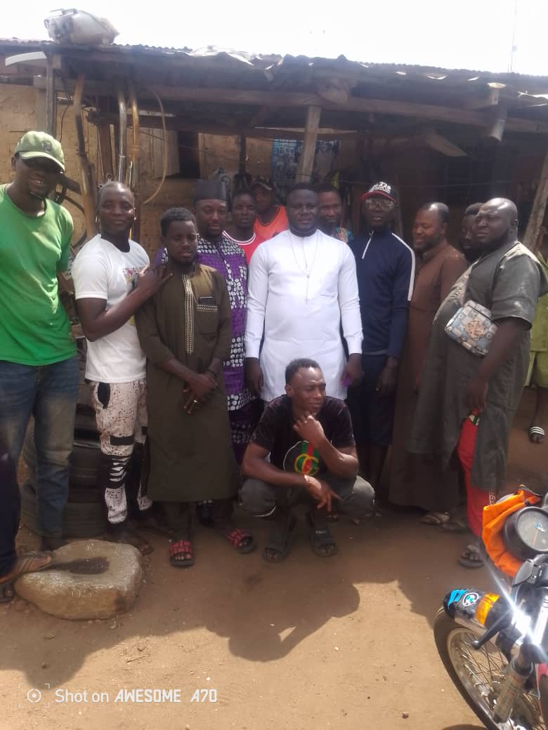 ASUTA WARD COUNCILLOR, HON. JOSEPH SEGUN(LEO) MEET WITH SCRAP PICKER/BUYER'S (MAI-BOLA) FOR SECURITY CAUTIOUSNESS AND COOPERATION