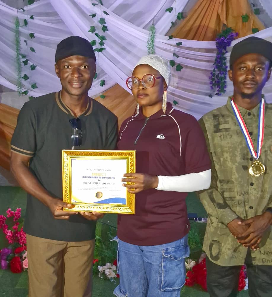 Dr. Stephen Adewumi Honored with Excellence in Education and Mentorship Award by Isanlu Students' Union