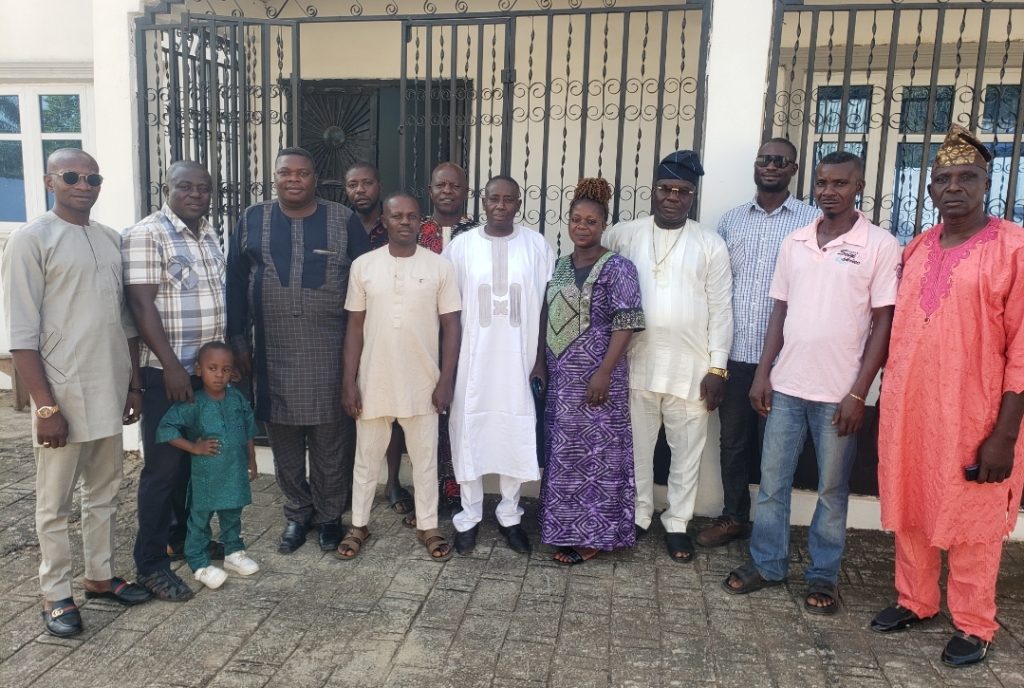 https://gbamsblog.com.ng/2025/01/02/hon-moses-ibikunle-bayeshea-holds-strategic-meeting-with-apc-stakeholders-in-ayetoro-kiri-ward/